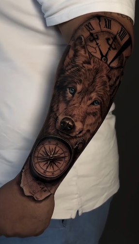 Tatuagem realista de lobo, relógio e bússola