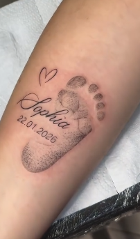Tatuagem delicada com impressão de pé e nome