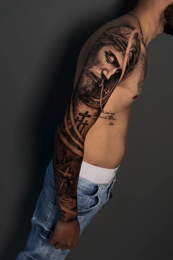 Tatuagem realista religiosa em braço completo