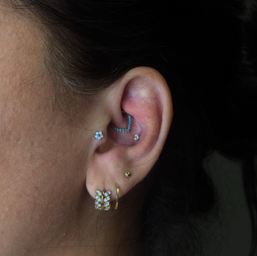Conjunto de piercings na orelha