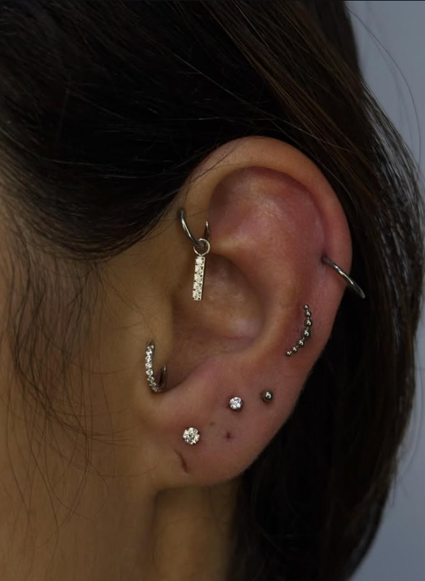 Composição com múltiplos piercings